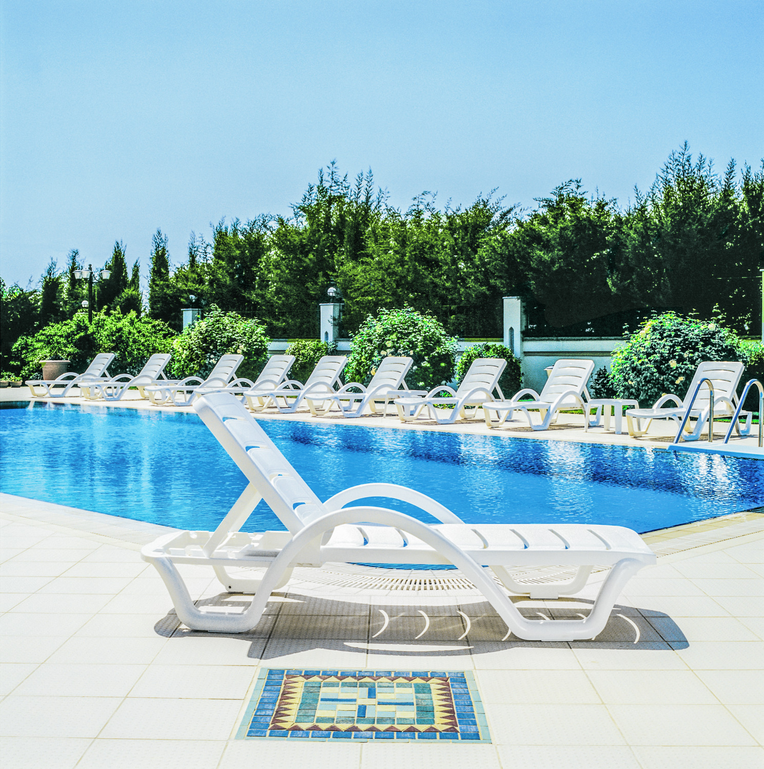 Set de 2 șezlonge Siesta Havana, Plastic Alb, Reglabil în 5 poziții, Stivuibile, Rezistente la intemperii și UV, 187x54x30 cm, Suport max 160 kg