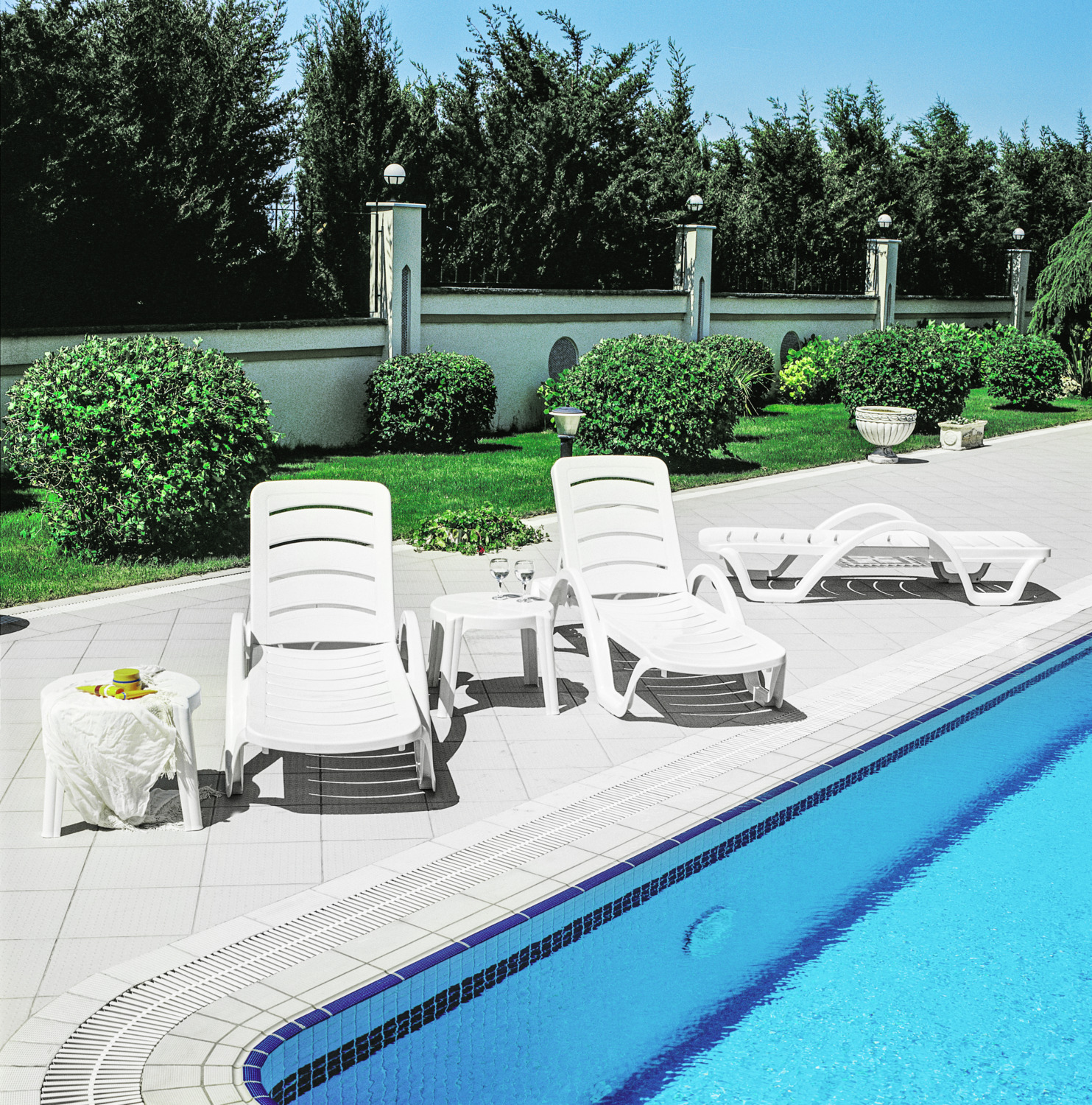 Set de 2 șezlonge Siesta Havana, Plastic Alb, Reglabil în 5 poziții, Stivuibile, Rezistente la intemperii și UV, 187x54x30 cm, Suport max 160 kg