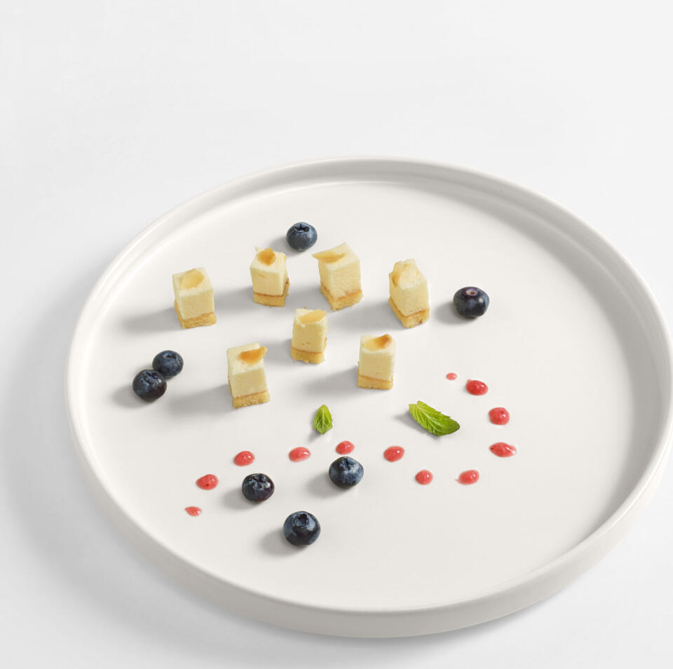 Set de 4 farfurii rotunde din ceramica VEGA Skady cu margine joasa, glazura mata, alb crema, diametru 26 cm, rezistente la masina de spalat vase si cuptor cu microunde