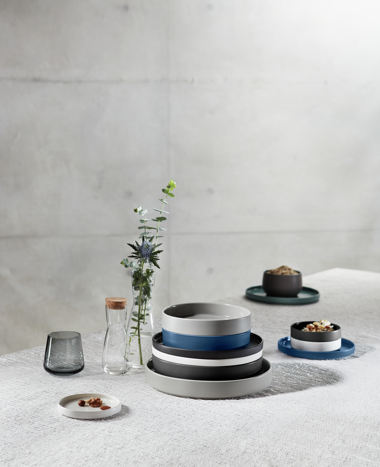 Set de 4 farfurii rotunde din ceramica VEGA Skady cu margine joasa, glazura mata, alb crema, diametru 26 cm, rezistente la masina de spalat vase si cuptor cu microunde