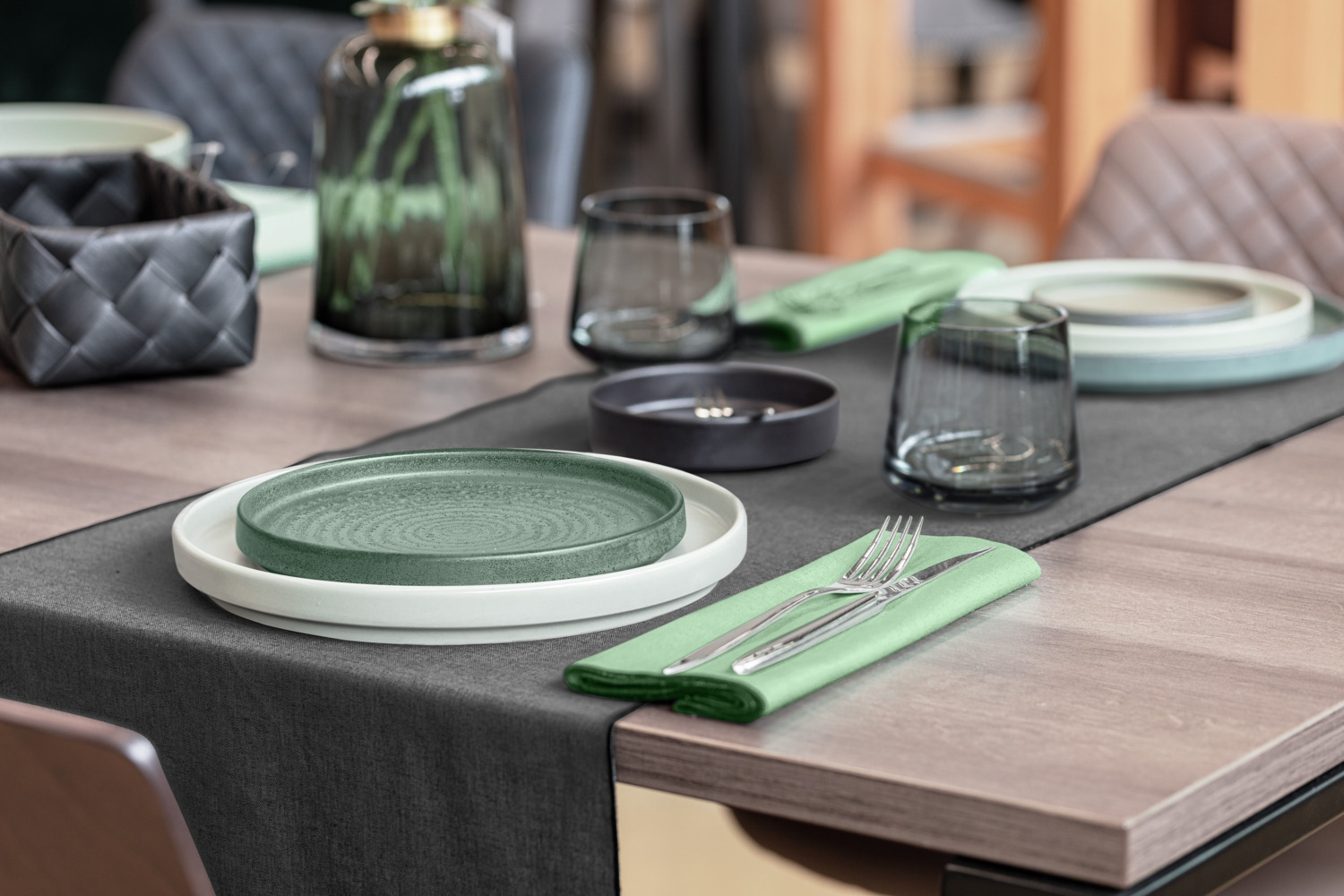 Set de 4 farfurii rotunde din ceramica VEGA Skady cu margine joasa, glazura mata, alb crema, diametru 26 cm, rezistente la masina de spalat vase si cuptor cu microunde