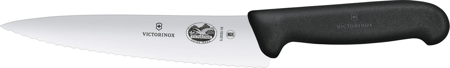 Victorinox Victorinox AG Chef's knife Fibrox waves Kochmesser Fibrox Wellen Chef's knife Fibrox waves; Blade length 19 cm, 31.5 cm (L); silver Kochmesser Fibrox Wellen; Klingenlänge 19 cm, 31.5 cm (L); silber From professionals for professionals Non-slip handles guarantee safe working Particularly high edge retention for a long service life Outstanding sharpness and maximum stability The Fibrox collection was developed for professional chefs, but is also popular with amateur chefs due to its optimum performance and precise cuts. The non-slip, ergonomic handles sit comfortably in the hand and are easy on the wrist. This makes cooking and cutting fun! Extra-sharp stainless steel blades glide through even the thickest cuts of meat and sophisticated special knives handle a variety of kitchen tasks - from filleting fish to glazing cakes. Material handle: Thermoplastic elastomers (TPE) combine the easy processing of thermoplastics with the advantages of elastomers. They are extremely flexible even at high temperatures, very robust and have high impact and notch resistance even at low temperatures. TPE materials can withstand temperatures of up to 110°C. Von Profis für Profis Rutschfeste Griffe garantieren sicheres Arbeiten Besonders hohe Schnitthaltigkeit für eine lange Lebensdauer Hervorragende Schärfe und maximale Stabilität Die Fibrox Kollektion wurde für Profiköche entwickelt, ist aber auch bei Hobbyköchen aufgrund ihrer optimalen Performance und präzisen Schnitte beliebt. Die rutschfesten, ergonomischen Griffe liegen gut in der Hand und schonen das Handgelenk. So machen Kochen und Schneiden Spaß! Extra scharfe Klingen aus rostfreiem Stahl gleiten selbst durch die dicksten Fleischstücke und ausgereifte Spezialmesser erledigen verschiedene Küchenaufgaben – vom Filetieren von Fisch bis zum Glasieren von Torten. Material Griff: Thermoplastische Elastomere (TPE) kombinieren die einfache Verarbeitung von Thermokunststoffen mit den Vorteilen von Elastomeren. Sie sind auch bei hohen Temperaturen extrem flexibel, sehr robust und besitzen sogar bei niedrigen Temperaturen eine hohe Schlag- und Kerbschlagfestigkeit. TPE-Materialien halten Temperaturen von bis zu 110 °C stand.