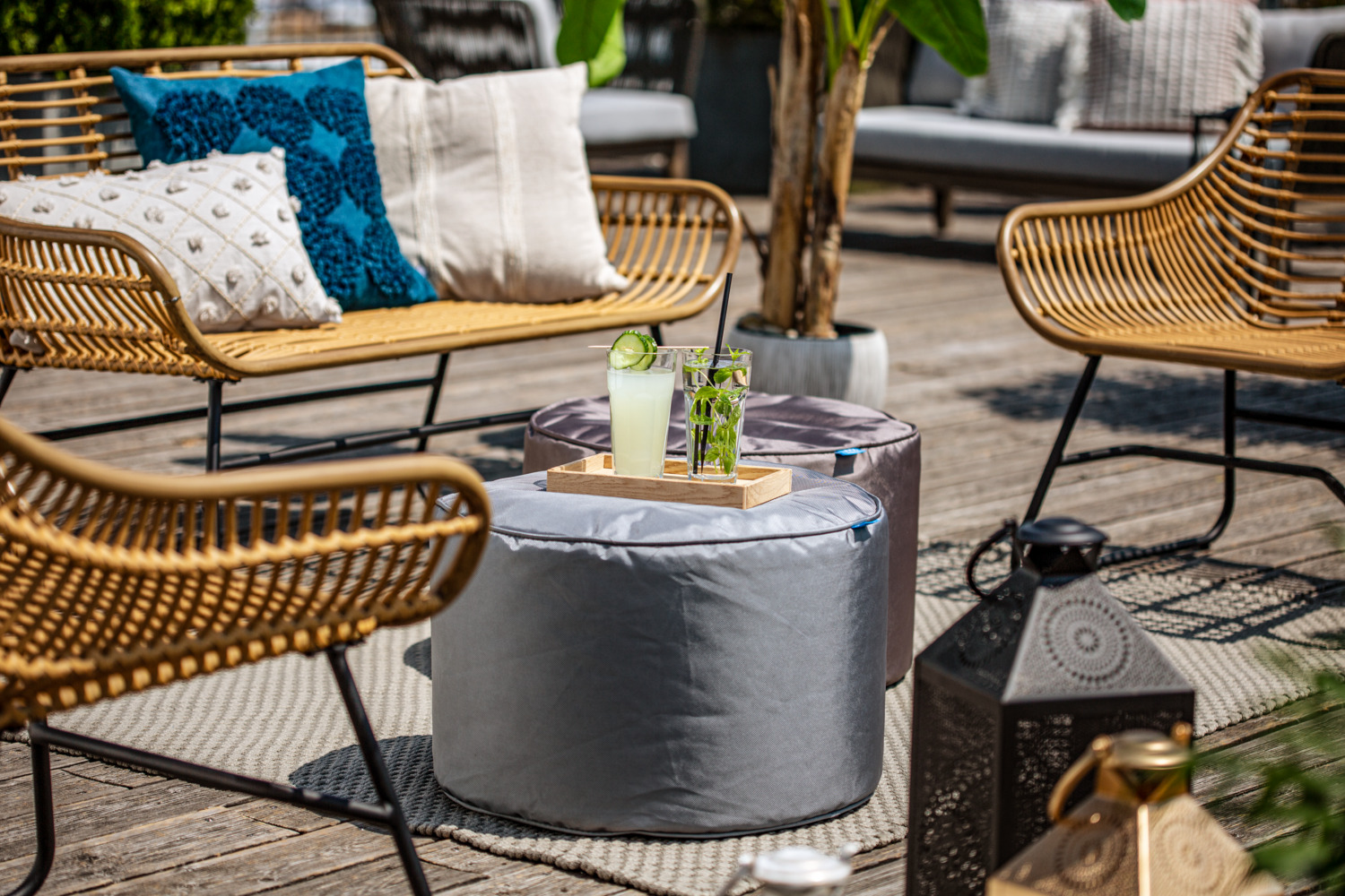 Canapea de Exterior VEGA Tomeo cu 2 Locuri, Polyrattan Aspect Bamboo Maro Deschis, Cadru Otel Vopsit in Negru, 134x73x82 cm