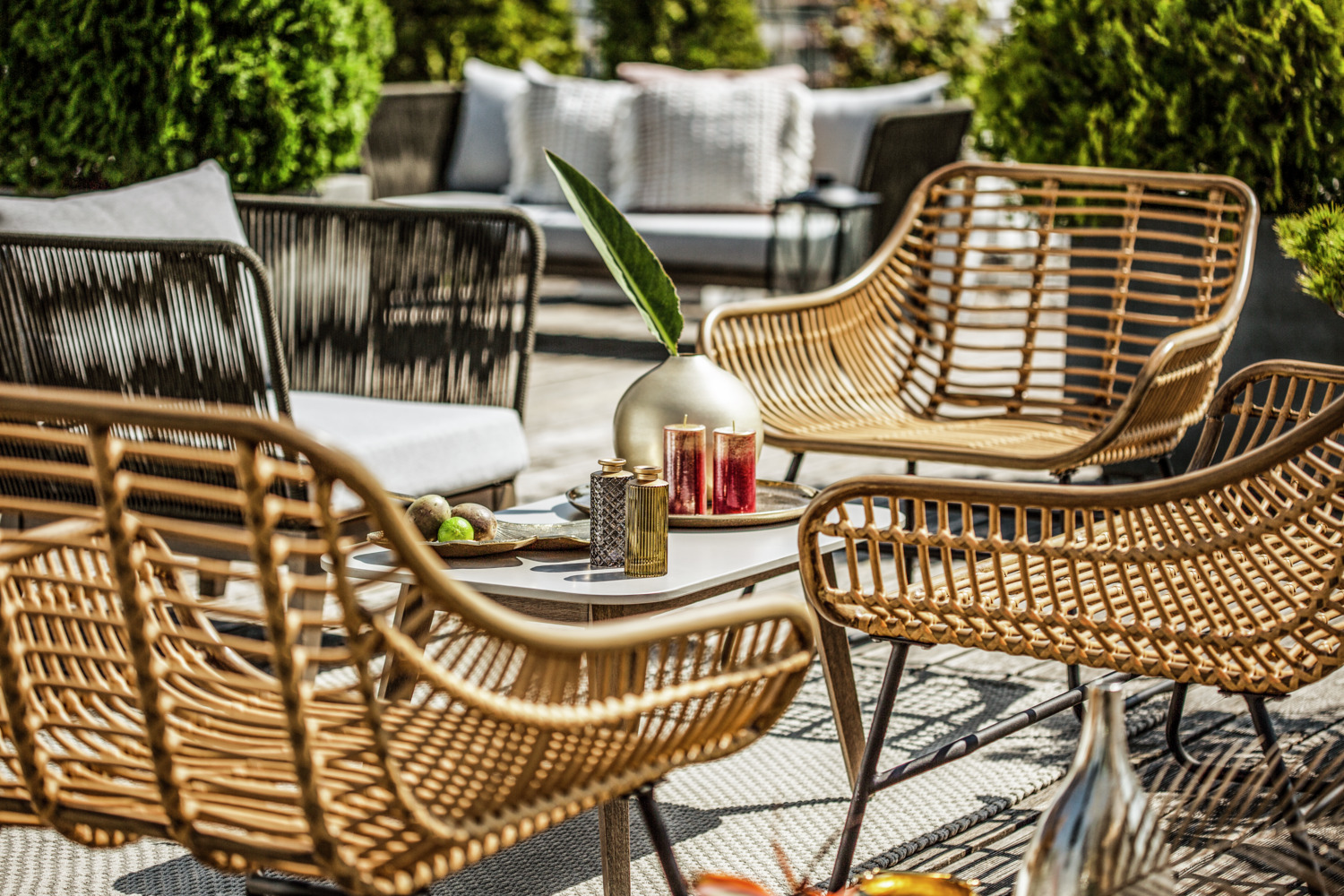 Canapea de Exterior VEGA Tomeo cu 2 Locuri, Polyrattan Aspect Bamboo Maro Deschis, Cadru Otel Vopsit in Negru, 134x73x82 cm