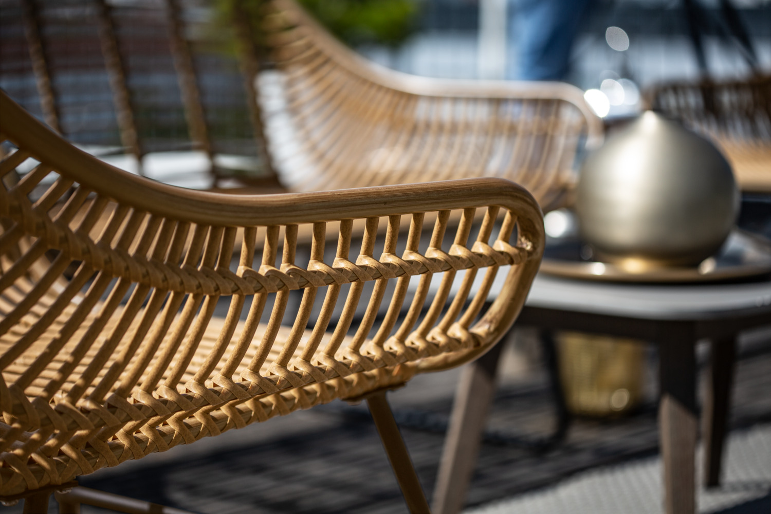 Canapea de Exterior VEGA Tomeo cu 2 Locuri, Polyrattan Aspect Bamboo Maro Deschis, Cadru Otel Vopsit in Negru, 134x73x82 cm