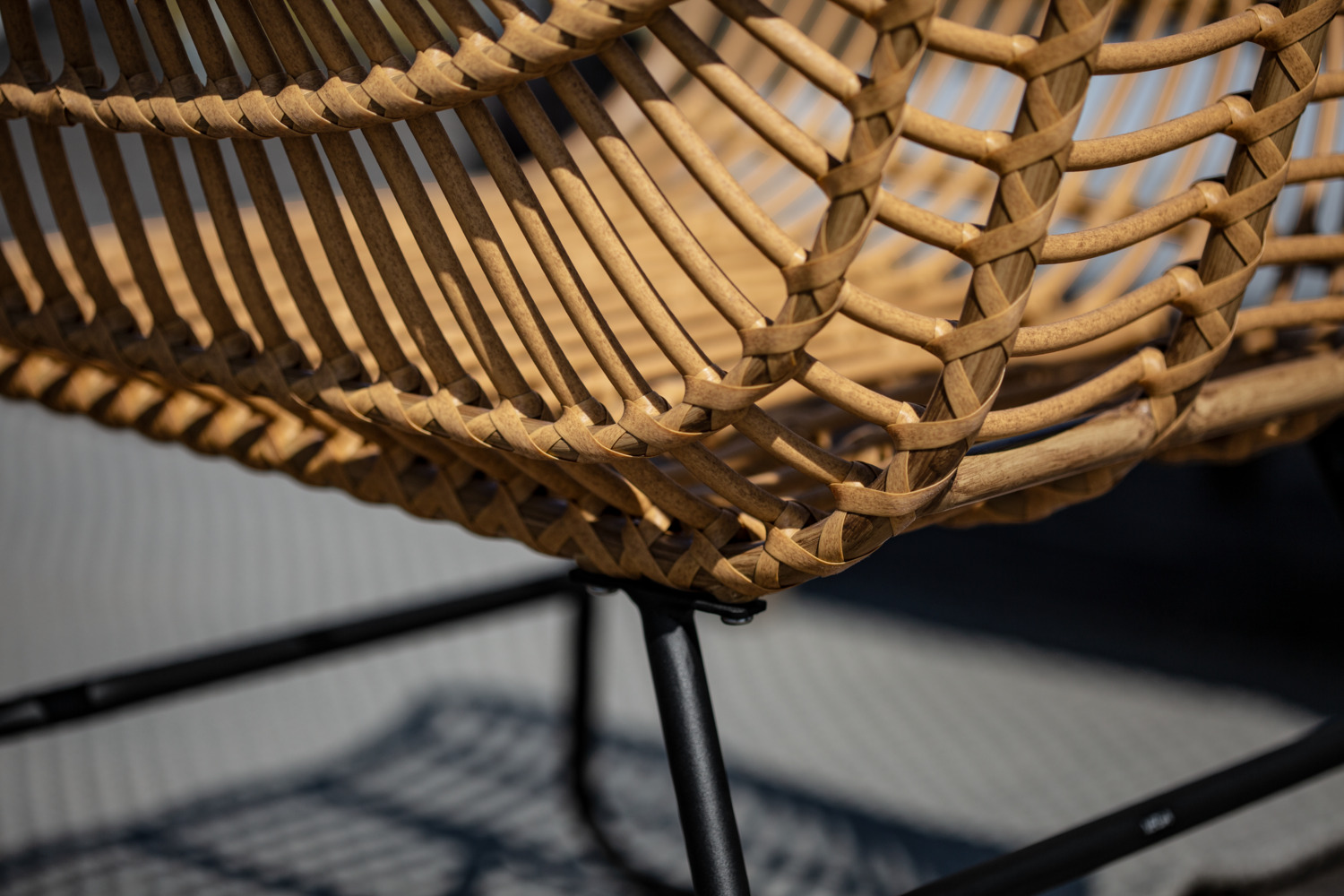 Canapea de Exterior VEGA Tomeo cu 2 Locuri, Polyrattan Aspect Bamboo Maro Deschis, Cadru Otel Vopsit in Negru, 134x73x82 cm