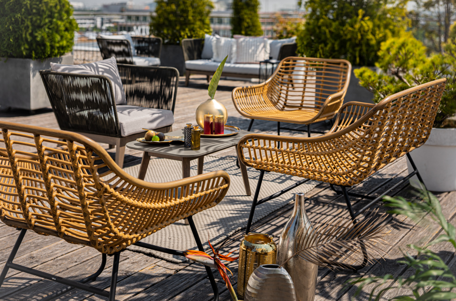 Canapea de Exterior VEGA Tomeo cu 2 Locuri, Polyrattan Aspect Bamboo Maro Deschis, Cadru Otel Vopsit in Negru, 134x73x82 cm
