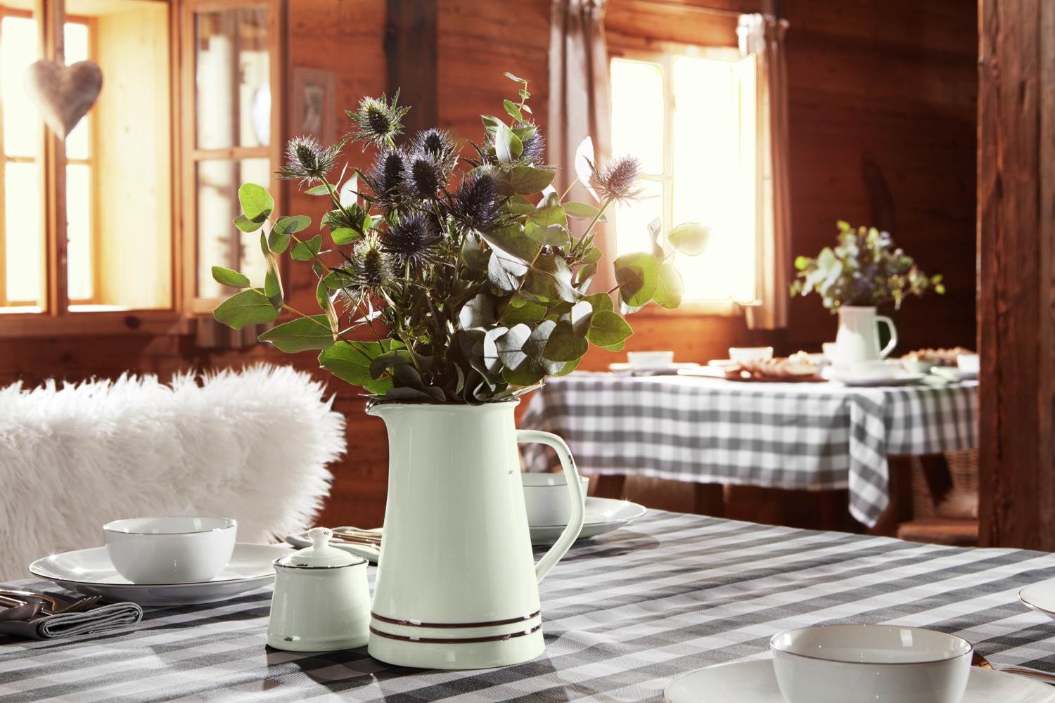 Set cana de lapte si sugar bowl VEGA Liron rotund din porțelan, design retro, alb crem cu margine neagra, cana 250ml si bol pentru zahăr 200ml cu capac, rezistent la mașina de spălat vase și cuptor cu microunde
