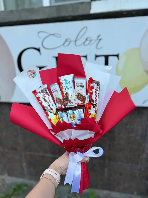Set Cadou Buchet de Ciocolată Kinder, Asortiment Gourmet din 8 Piese cu Bueno, Country, Delice si Surprise, Ambalaj Decorativ Roșu și Alb cu Fundă din Satin