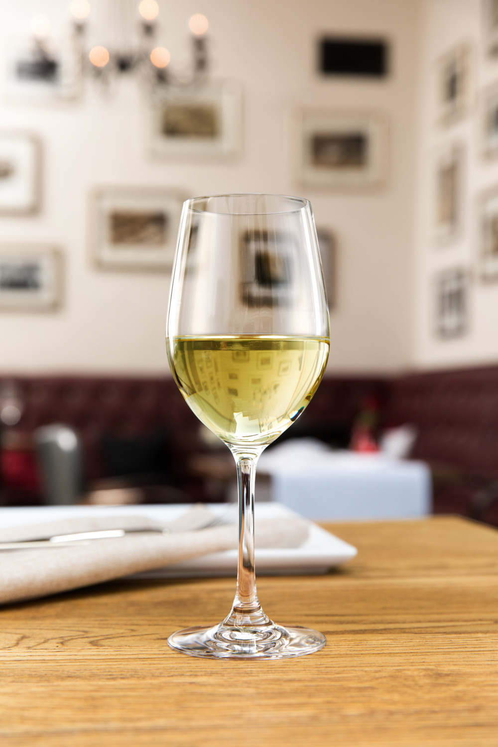 VEGA LUSINI Solutions GmbH White wine glass Chateau with filling line Weißweinglas Chateau mit Eichstrich White wine glass Chateau with filling line; 370 ml, 5.9x20.6 cm (ØxH); transparent; 0.2 l Filling line, 6 piece / pack Weißweinglas Chateau mit Eichstrich; 370 ml, 5.9x20.6 cm (ØxH); transparent; 0.2 l Eichstrich, 6 Stück / Pack Chateau white wine glass with calibration mark - shape for fresh flavours and perfect enjoyment The Chateau white wine glass with calibration mark combines classic elegance with high functionality. The slim, slightly bulbous glass shape preserves the freshness and supports the fine flavours of light white wines. Made from high-quality crystal glass, it offers brilliant clarity, pleasant drinking comfort and exceptional robustness. Thanks to the calibration mark, it is ideal for professional use in the catering and hotel industry - dishwasher-safe, durable and stylish. Weißweinglas Chateau mit Eichstrich – Form für frische Aromen und perfekten Genuss Das Weißweinglas Chateau mit Eichstrich kombiniert klassische Eleganz mit hoher Funktionalität. Die schlanke, leicht bauchige Glasform bewahrt die Frische und unterstützt die feinen Aromen leichter Weißweine. Gefertigt aus hochwertigem Kristallglas bietet es brillante Klarheit, angenehmen Trinkkomfort und außergewöhnliche Robustheit. Dank Eichstrich ist es ideal für den professionellen Einsatz in Gastronomie und Hotellerie – spülmaschinenfest, langlebig und stilvoll.