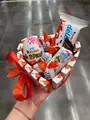 Set Cadou Kinder Happy Surprise Inima XS, Ciocolata Asortata Kinder cu Ou Surprise si Batoane de Ciocolata, Aranjament in Forma de Inima cu Panglica Portocalie