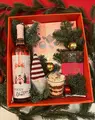 Подарочный набор Gourmet №33 к Новому году и Рождеству, 5 предметов: розовое вино, шоколад Roshen и Heidi, десерт, декоративный гном, красная коробка