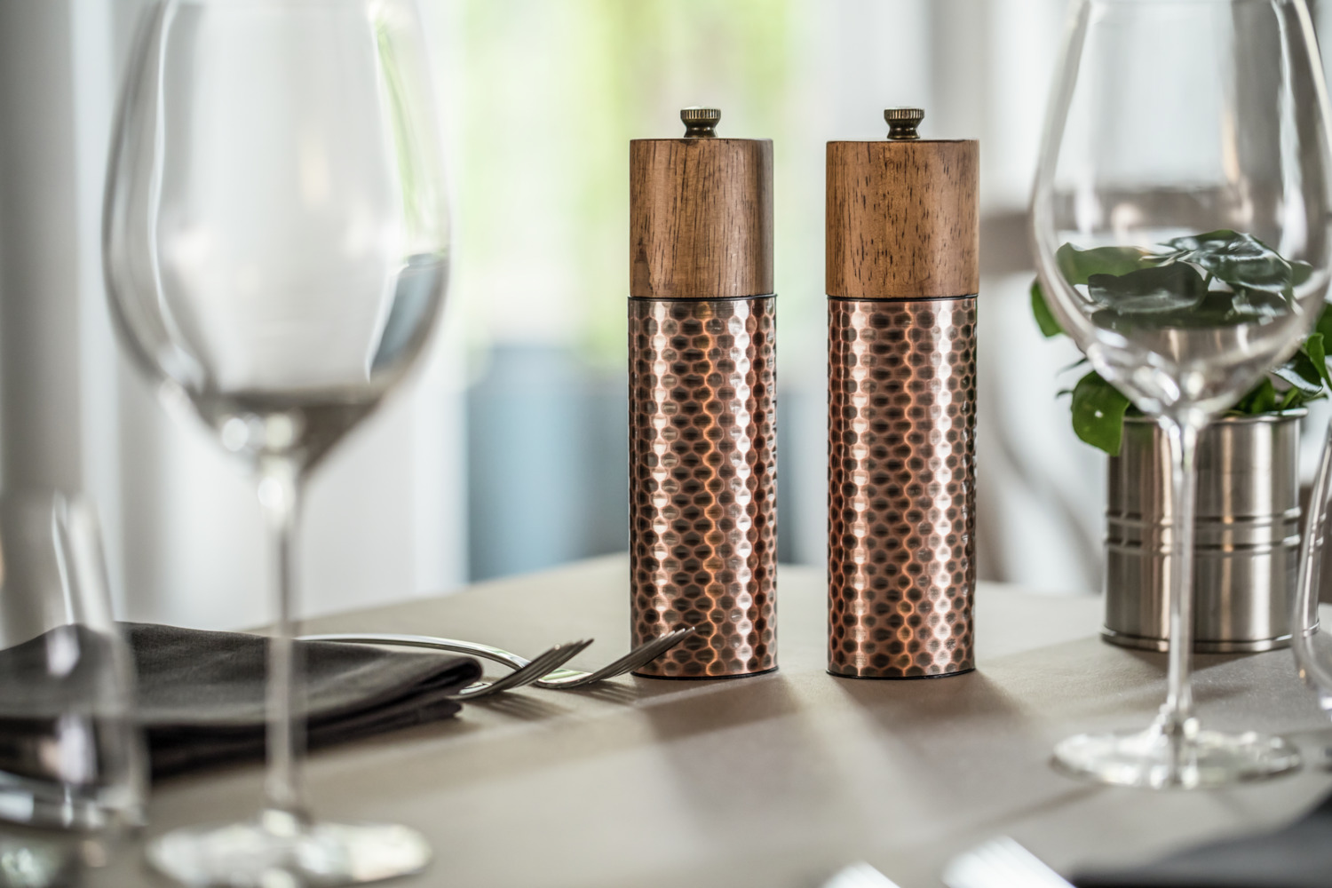 VEGA Koba Salt and Pepper Mill Set of 2, Copper Antique Hammered Finish, Wood and Stainless Steel 18/10, 19.4 cm Height, Ceramic and Carbon Steel Grinders