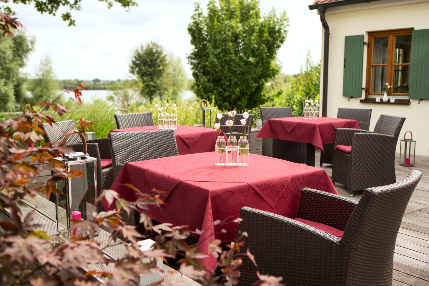 ERWIN M. LUSINI Solutions GmbH Tablecloth Floralie angular Tischdecke Floralie eckig Tablecloth Floralie angular; 80x80 cm (WxL); burgundy; square Tischdecke Floralie eckig; 80x80 cm (BxL); burgund; quadratisch 55% polyester, 45% cotton. Weight approx. 190 g/m². Wipeable tablecloth with jacquard floral design. Dirt-repellent acrylic surface finish on the back of the fabric. Suitable for protected outdoor areas. Particularly easy to clean, durable and hard-wearing. Iron at a low temperature to maintain the surface seal. 55 % Polyester, 45 % Baumwolle. Gewicht ca. 190 g/m². Abwischbare Tischdecke mit Jacquard-Blumendessin. Schmutzabweisende Acrylat-Oberflächenversiegelung auf der Geweberückseite. Für den geschützten Außenbereich geeignet. Besonders pflegeleicht, langlebig und strapazierfähig. Zur Pflege der Oberflächenversiegelung bei niedriger Temperatur bügeln.