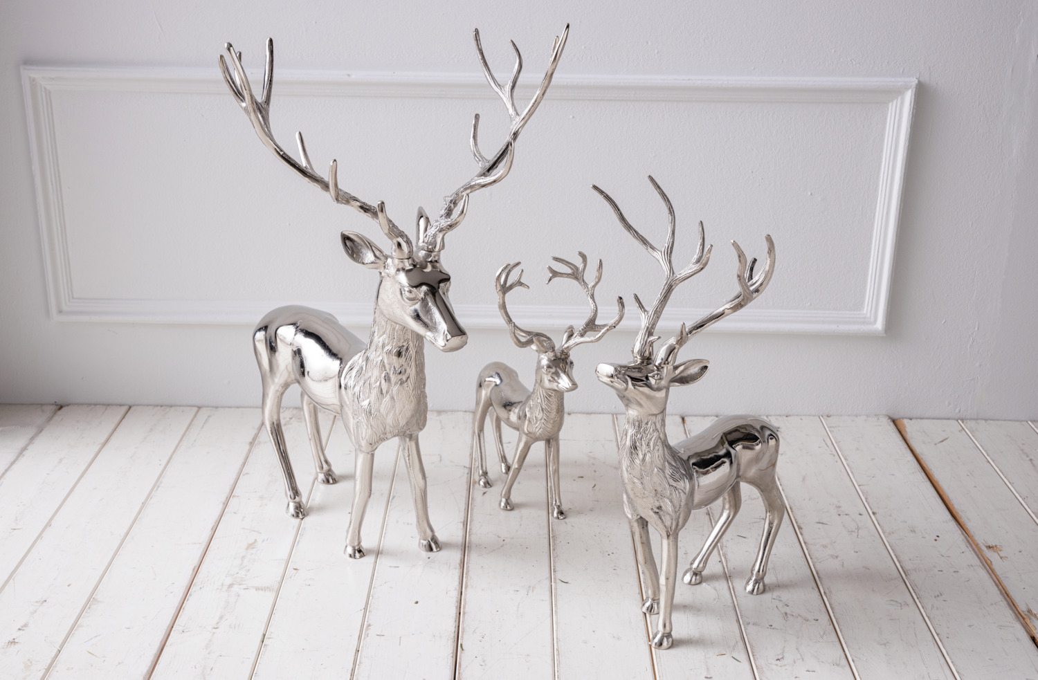 Figurina Decorativa Căprioară Vega Deer XL, Aluminiu de Înaltă Calitate, Culoare: Argintiu, 43 x 81.5 x 56 cm, Decoratiune Interioara Crăciun