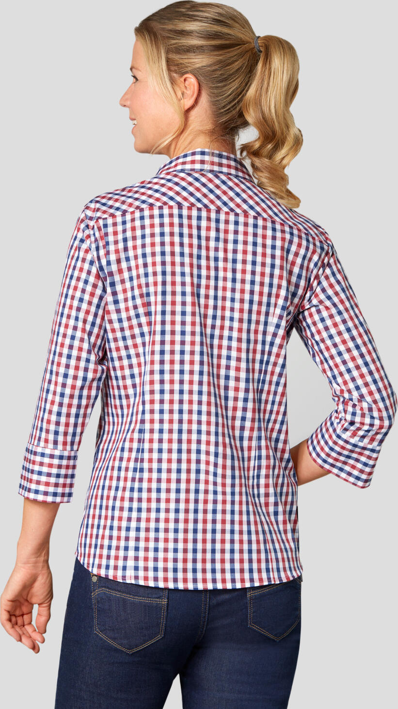 JOBELINE LUSINI Solutions GmbH Women's blouse Bailey 3/4 sleeve Damenbluse Bailey Dreiviertelarm Women's blouse Bailey 3/4 sleeve; Size 40; white/red/blue Damenbluse Bailey Dreiviertelarm; Kleidergröße 40; weiß/rot/blau 100 % cotton. 40 °C wash. Classic women's blouse in three-color check pattern with three-quarter sleeves, back yoke, button placket, shirt collar and sleeve cuffs. Also available in long sleeve. The easy-care blouse is cut slightly waisted and offers maximum wearing comfort. Back length: 64 cm for size 36. 100 % Baumwolle. 40°-Wäsche. Klassische Damenbluse in dreifarbigem Karomuster mit Dreiviertelarm, Rückenpasse, Knopfleiste, Hemdblusenkragen und Ärmelmanschetten. Auch in Langarm erhältlich. Die pflegeleichte Bluse ist leicht tailliert geschnitten und bietet höchsten Tragekomfort. Rückenlänge: 64 cm in Gr 36