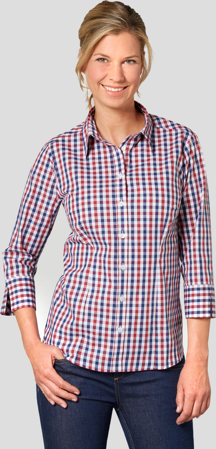 JOBELINE LUSINI Solutions GmbH Women's blouse Bailey 3/4 sleeve Damenbluse Bailey Dreiviertelarm Women's blouse Bailey 3/4 sleeve; Size 40; white/red/blue Damenbluse Bailey Dreiviertelarm; Kleidergröße 40; weiß/rot/blau 100 % cotton. 40 °C wash. Classic women's blouse in three-color check pattern with three-quarter sleeves, back yoke, button placket, shirt collar and sleeve cuffs. Also available in long sleeve. The easy-care blouse is cut slightly waisted and offers maximum wearing comfort. Back length: 64 cm for size 36. 100 % Baumwolle. 40°-Wäsche. Klassische Damenbluse in dreifarbigem Karomuster mit Dreiviertelarm, Rückenpasse, Knopfleiste, Hemdblusenkragen und Ärmelmanschetten. Auch in Langarm erhältlich. Die pflegeleichte Bluse ist leicht tailliert geschnitten und bietet höchsten Tragekomfort. Rückenlänge: 64 cm in Gr 36