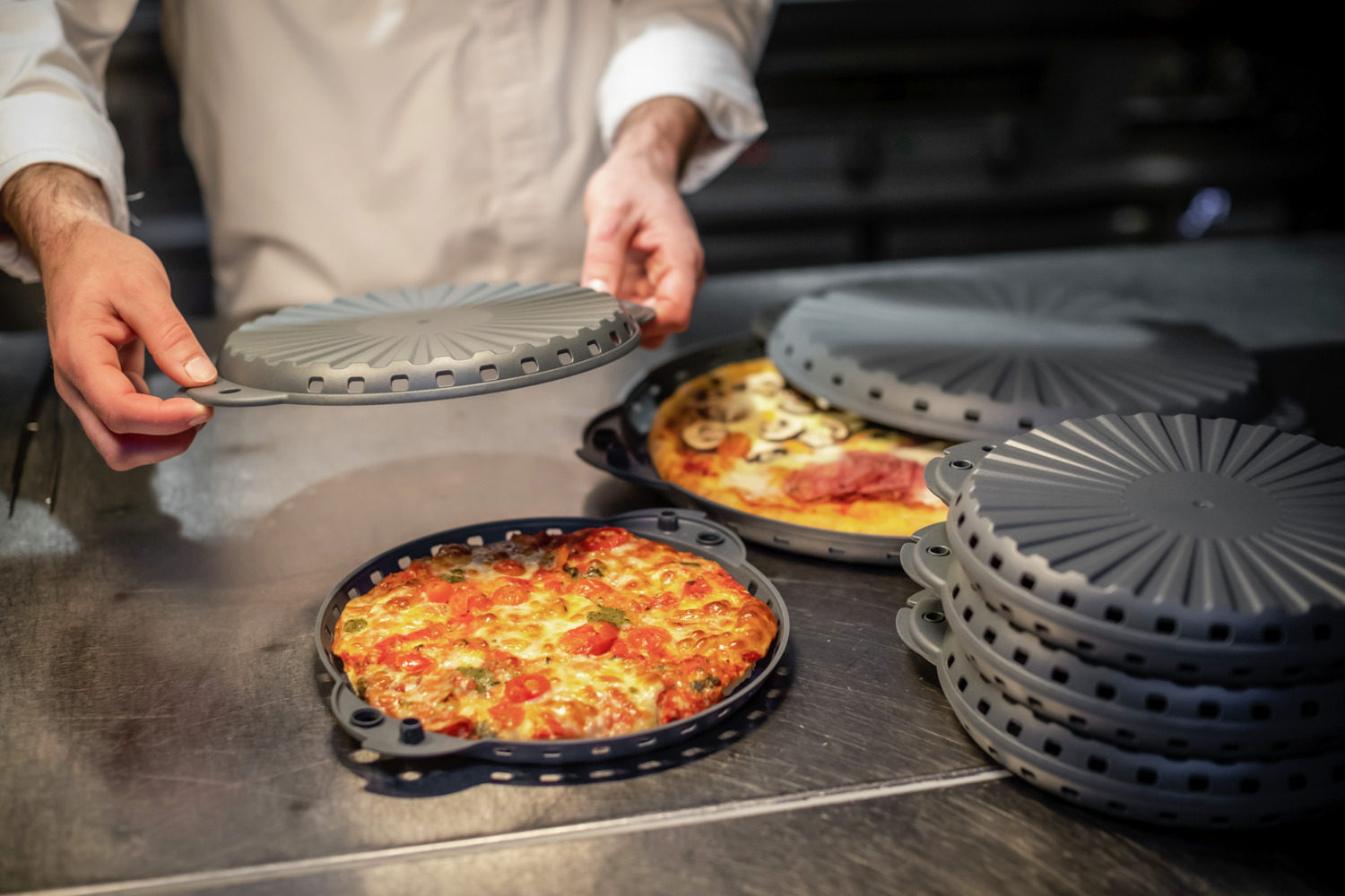 Set de 14 piese Cutii pentru pizza reutilizabile koziol Move, Plastic bio și fibre de lemn, Gri, Ovale 29.1x23.6x3.9 cm, Compatibile cu Micropul și Mașina de spălat vase