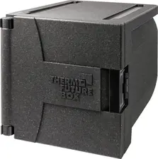Thermo Future Box Barth GmbH – Thermo Future Box Thermo box front loader Thermobox Frontlader Thermo box front loader; 69 l, 66x45x49 cm (LxWxH); black Thermobox Frontlader; 69 l, 66x45x49 cm (LxBxH); schwarz Transport and insulating box with a volume of 69 liters for front insertion of GN containers (1/1, 1/2, 1/3) and cold pack or hot pack. The distance of the total of 9 insertion grooves is 38 mm each. * Robust made of EPP, break-proof, durable and lightweight * Handy, all-round handle strips * With robust plastic locking latch * Compact shape * Stable from one piece * Stackable Langlebige Transport- und Isolierbox aus robusten, bruchstabilem EPP-Kunststoff mit Verschluss-Riegel aus Kunststoff. Kompakte Form und sehr stabil da aus einem Stück. Mit einem Volumen von 69 Litern zum Fronteinschub von Gastronormbehältern (1/1, 1/2, 1/3) und Kühlakku oder Hotpack. Der Abstand der insgesamt neun Einschubrillen beträgt jeweils 38 mm. Handliche, umlaufende Griffleiste. Die Isoliereigenschaften liegen zwischen –40 °C bis +120 °C, maximaler Temperaturverlust bei geschlossener Box 2–3 °C pro Stunde. Stapelbar und spülmaschinengeeignet bis 85°C.