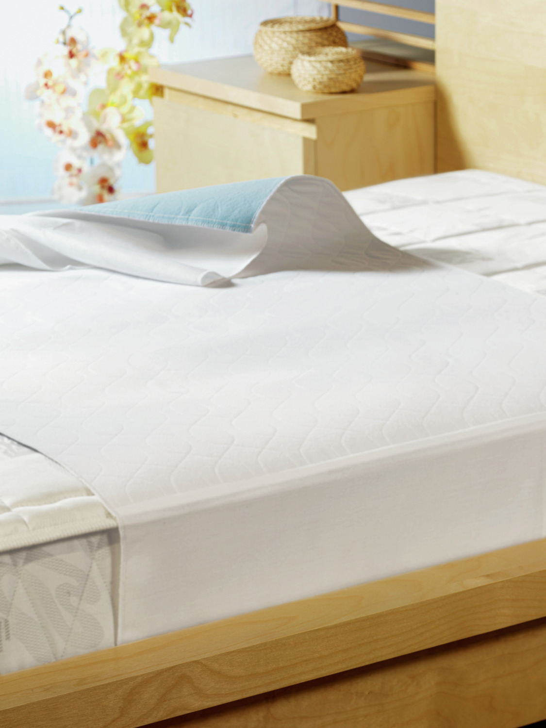 ERWIN M. LUSINI Solutions GmbH Mattress protector Sentila Matratzenschoner Sentila Mattress protector Sentila; 90x75 cm (WxL); white/blue Matratzenschoner Sentila; 90x75 cm (BxL); weiß/blau Top and underside: 100% polyester velour. Quilted absorbent fleece with polyurethane film on the inside. No slipping due to side wings. Impermeable to moisture. 430 g/m². Ober- und Unterseite: 100 % Polyester Velours. Verstepptes Saugvlies mit innenliegender Polyurethan-Folie. Kein verrutschen durch seitliche Flügel. Feuchtigkeitsundurchlässig. 430 g/m²