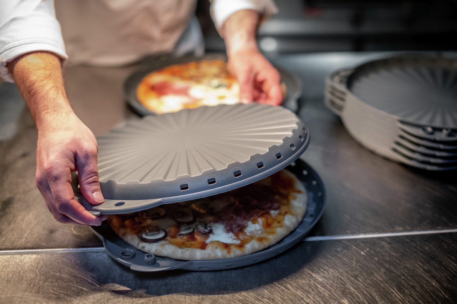 Set de 14 cutii de pizza reutilizabile koziol Move, plastic bio-bazat si fibre de lemn, gri, 39.7x34x5.2 cm, compatibile cu cuptorul cu microunde