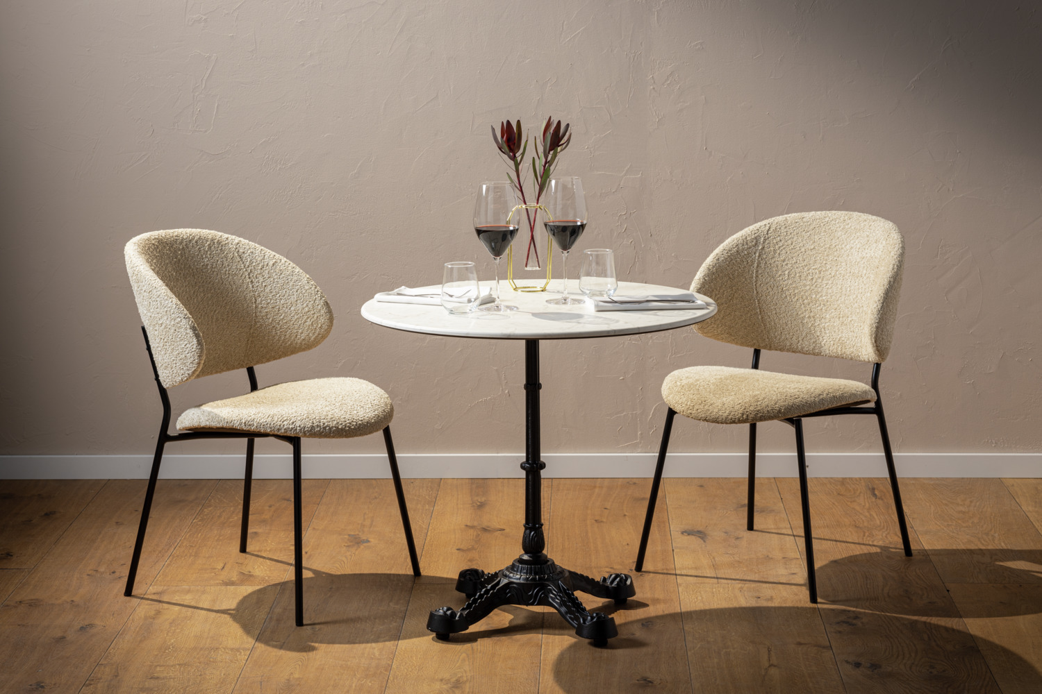 Scaun Tapitat VEGA Lindo Bouclé, Material Bouclé din Poliester Bej, Cadru din Otel Vopsit in Praf Negru, 55x65x85 cm, Ignifug, Suporta pana la 160 kg