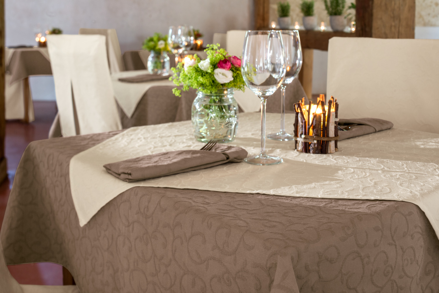 LUSINI Solutions GmbH Biella Round Tablecloth, 170 cm Diameter, Brown, Jacquard Cotton-Polyester Blend, Stain Resistant, Easy Iron, OEKO-TEX Certified