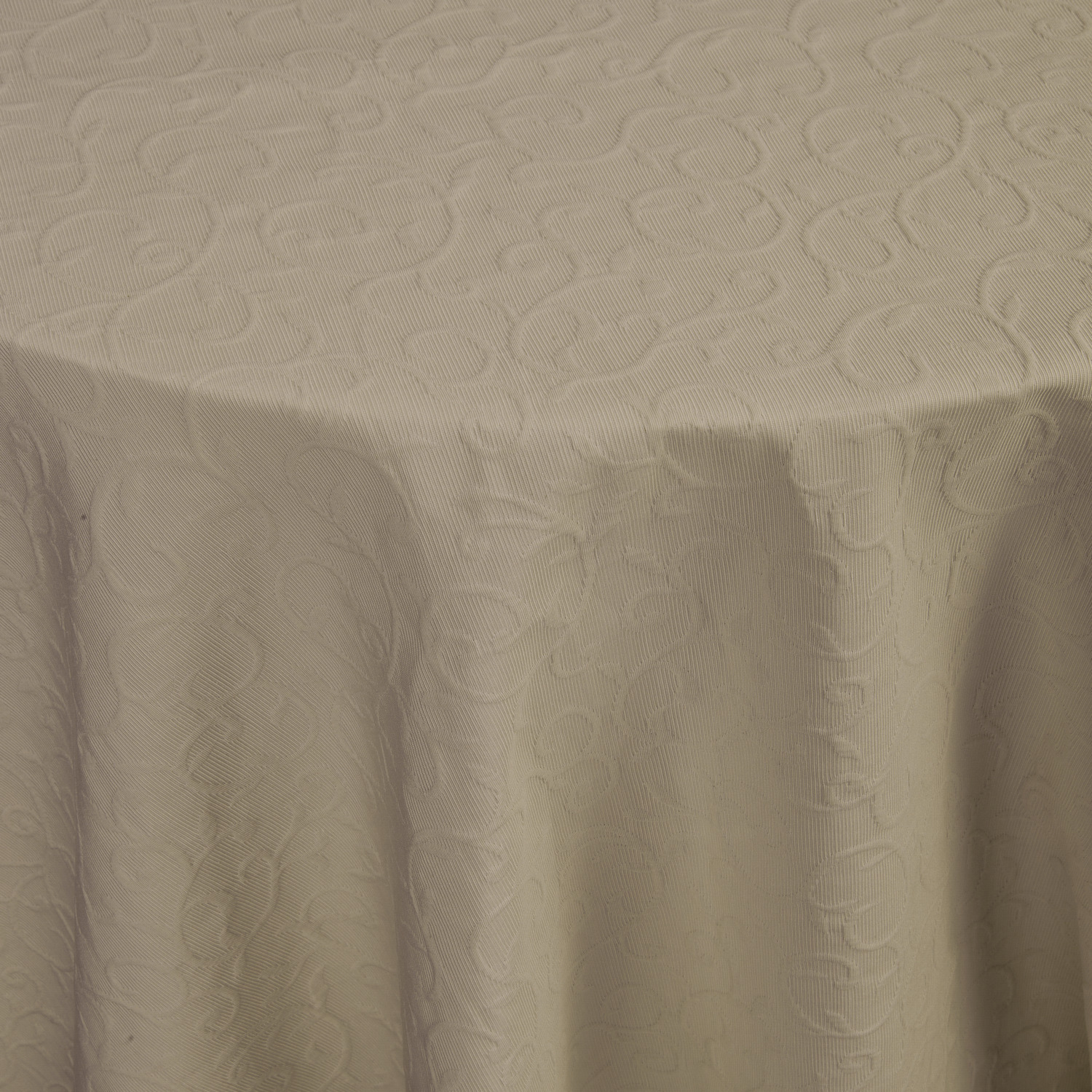 ERWIN M. LUSINI Solutions GmbH Tablecloth Biella round Tischdecke Biella rund Tablecloth Biella round; 170 cm (Ø); café; round Tischdecke Biella rund; 170 cm (Ø); café; rund 70% cotton, 30% polyester. Weight approx. 250 g/m². Round tablecloth made of cotton-polyester blend. Stain resistant finish. Jacquard design. Particularly easy to clean, durable and easy to iron. 70 % Baumwolle, 30 % Polyester. Gewicht ca. 250 g/m². Runde Tischdecke aus Baumwoll-Polyester-Mischgewebe. Fleckschutz-Ausrüstung. Jacquard-Muster. Besonders pflegeleicht, strapazierfähig und bügelleicht.