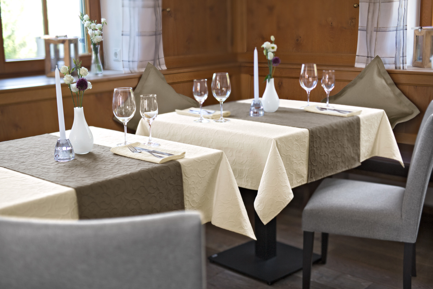LUSINI Solutions GmbH Biella Round Tablecloth, 170 cm Diameter, Brown, Jacquard Cotton-Polyester Blend, Stain Resistant, Easy Iron, OEKO-TEX Certified