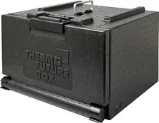 Thermo Future Box Barth GmbH – Thermo Future Box Pizza-Carry box front loader Pizza-Carry Box Frontlader Pizza-Carry box front loader; 27 l, 43x47x33 cm (LxWxH); black Pizza-Carry Box Frontlader; 27 l, 43x47x33 cm (LxBxH); schwarz Lightweight pizza carry box made of sturdy, unbreakable EPP plastic with aluminum carrying handle. With a front insert for pizza and pie boxes up to 35x35 cm. The inner height is 20 cm. This ideal transport and insulating box for the delivery service is robust, break-proof, durable and light with a weight of 2.7 kg. The handy carrying handle allows for easy and comfortable transportation. The convenient front flap is easy to open and closes absolutely tight. The locking technology is robust and quick to operate. The complete box contents are always immediately visible and even the pizza at the bottom can be quickly removed. The box has double side walls (included) for additional insulation. These side walls can be removed if necessary or replaced by cooling or heating accumulators. This makes the box extremely flexible to use with a capacity of 24 l with double insulation (otherwise 27 l). Insulation properties range from -40 °C to +120 °C, maximum temperature loss with closed box 2-3 °C per hour. Stackable and dishwasher safe up to 85 °C. Leichte Pizza-Carry Box aus robustem, bruchstabilem EPP-Kunststoff mit Tragegriff aus Aluminium. Mit einen Fronteinschub für Pizza- und Tortenschachteln bis 35 x 35 cm. Die Innenhöhe beträgt 20 cm. Diese ideale Transport- und Isolierbox für den Lieferservice ist robust, bruchstabil, langlebig und leicht mit einem Gewicht von 2,7 kg. Der handfeste Tragegriff ermöglicht einen einfachen und komfortablen Transport. Die praktische Frontklappe lässt sich einfach öffnen und schließt absolut dicht. Die Verriegelungstechnik ist robust und schnell zu bedienen. Der komplette Boxeninhalt ist immer sofort erkennbar und auch die unten liegende Pizza schnell herausgenommen. Die Box besitzt doppelte Seitenwände (im Lieferumfang enthalten) für eine zusätzliche Isolierung. Diese Seitenwände können bei Bedarf herausgenommen oder auch durch Kühlakkus oder Wärmeakkus ersetzt werden. So ist die Box äußerst flexibel einsetzbar mit einem Fassungsvermögen von 24 l mit doppelter Isolierung (sonst 27 l). Die Isoliereigenschaften liegen zwischen –40 °C bis +120 °C, maximaler Temperaturverlust bei geschlossener Box 2–3 °C pro Stunde. Stapelbar und spülmaschinengeeignet bis 85°C.