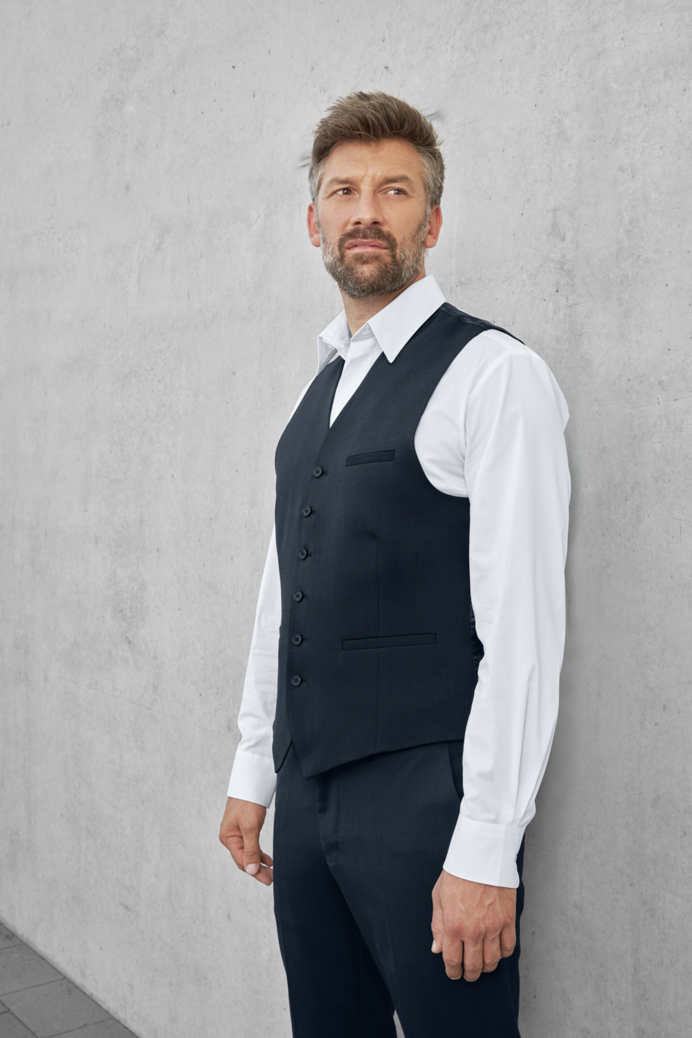 Vest Jobeline Tommy pentru barbati, croiala Slim Fit, material din amestec de lana, cu 6 nasturi, 3 buzunare pipate, reglaj posterior, albastru marin