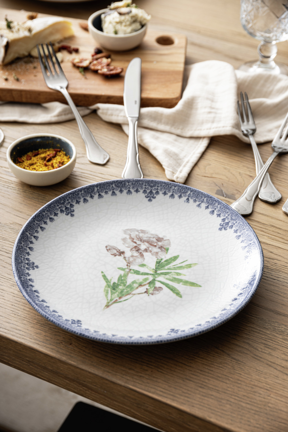 VEGA Nonna Porcelain Flat Plates, Floral Decorative Design, 24.5 cm Diameter, Dishwasher and Microwave Safe, Set of 6