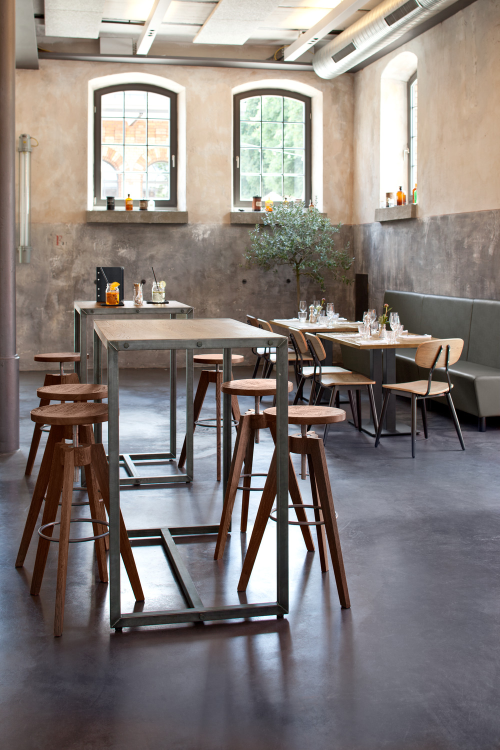 Masa Bar VEGA Torres Square, Blat din Lemn de Stejar Masiv Certificat FSC, Baza din Otel Vopsit Gri, Design Industrial, 70x70x110 cm