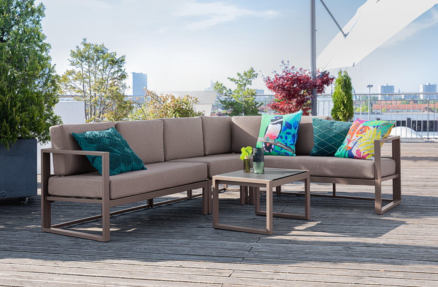 VEGA LUSINI Solutions GmbH Outdoor sofa set Sereno Outdoor Lounge-Set Sereno Outdoor sofa set Sereno; 255x195x64 cm (WxDxH); seat taupe, base taupe Outdoor Lounge-Set Sereno; 255x195x64 cm (BxTxH); Sitz taupe, Gestell taupe Lounge series in attractive, modern design - an eye-catcher from all sides. Frame made of powder-coated aluminum, seat and back cushions made of olefin fabric (100% polypropylene). Very versatile, can be arranged as desired. Easy linking of individual elements (connectors already included in the products). Table with table top made of glass with stone look coating. Set consists of: 1x corner element, 1x side element right, 1x side element left, 1x center element, 1x lounge table. Lounge-Serie in attraktivem, modernem Design – ein Blickfang von allen Seiten! Gestell aus pulverbeschichtetem Aluminium, Sitz- und Rückenkissen aus Olefinstoff (100 % Polypropylen). Sehr vielseitig, kann nach Belieben zusammengestellt werden. Einfache Verkettung der einzelnen Elemente (Verbindungsstücke bereits in den Produkten enthalten). Tisch mit Tischplatte aus Glas mit Steinoptik-Beschichtung. Set besteht aus: 1x Eckelement, 1x Seitenelement rechts, 1x Seitenelement links, 1x Mittelelement, 1x Loungetisch