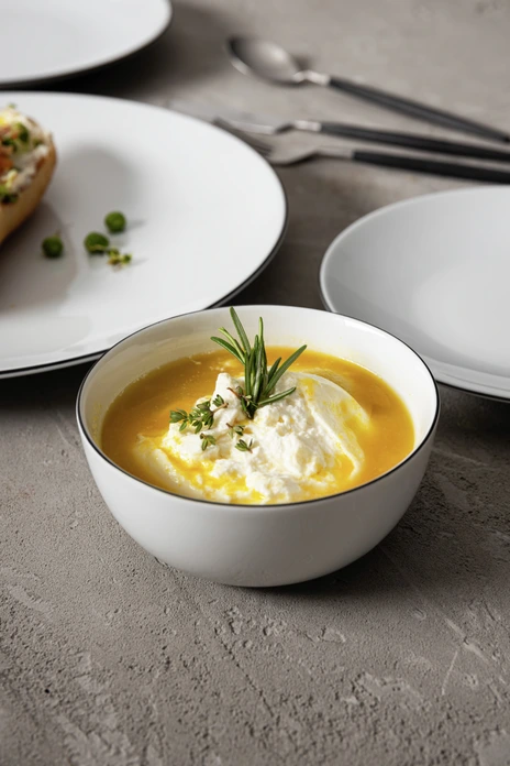 Set de 6 boluri din porțelan VEGA Bellino, 470ml, Diametru 13cm, Alb cu Margine Neagră, Compatibile cu Cuptorul cu Microunde și Mașina de Spălat Vase, Pictate Manual
