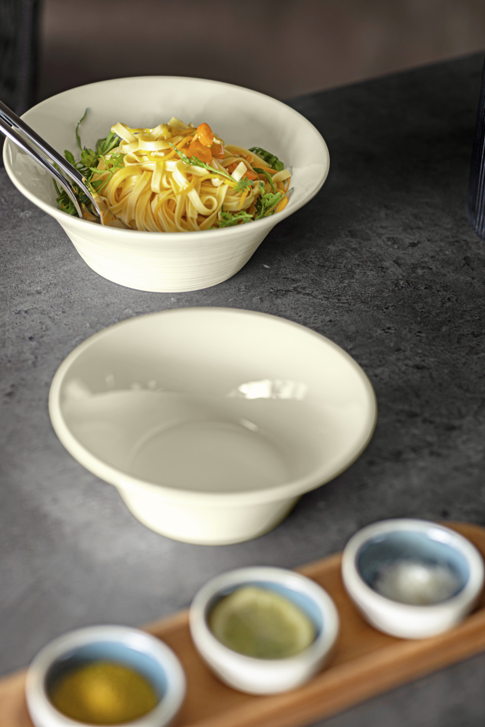 VEGA LUSINI Solutions GmbH Bowl  Skyline Schale Skyline Bowl  Skyline; 1000 ml, 23.5x8.5 cm (ØxH); cream white; round; 4 piece / pack Schale Skyline; 1000 ml, 23.5x8.5 cm (ØxH); cremeweiß; rund; 4 Stück / Pack Cream colored bone china bowl with relief. Modern design. High resistance. Brilliant glaze. Dishwasher safe and microwaveable. Cremefarbene Schale aus Bone-China mit Relief. Modernes Design. Hohe Widerstandsfähigkeit. Brillante Glasur. Spülmaschinenfest und mikrowellengeeignet.