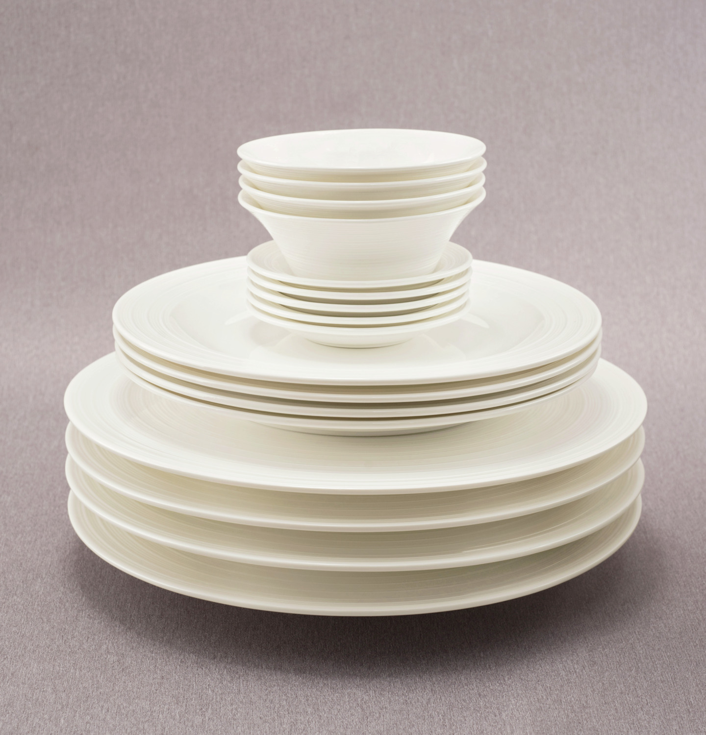 VEGA LUSINI Solutions GmbH Bowl  Skyline Schale Skyline Bowl  Skyline; 1000 ml, 23.5x8.5 cm (ØxH); cream white; round; 4 piece / pack Schale Skyline; 1000 ml, 23.5x8.5 cm (ØxH); cremeweiß; rund; 4 Stück / Pack Cream colored bone china bowl with relief. Modern design. High resistance. Brilliant glaze. Dishwasher safe and microwaveable. Cremefarbene Schale aus Bone-China mit Relief. Modernes Design. Hohe Widerstandsfähigkeit. Brillante Glasur. Spülmaschinenfest und mikrowellengeeignet.