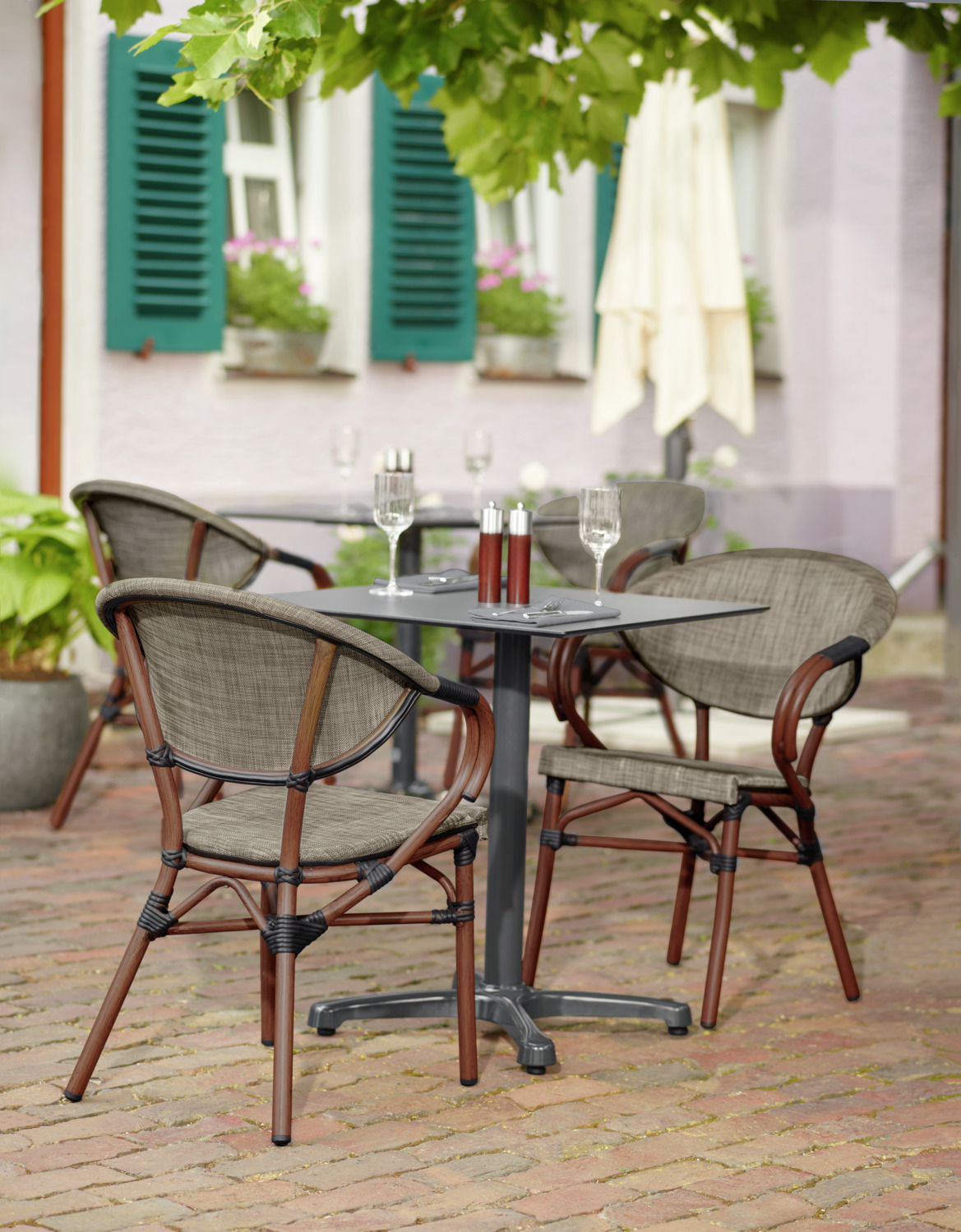 Set de 2 scaune bistro exterioare VEGA Rimalia, cadru din aluminiu vopsit electrostatic, scaun din plastic împletit, stivuibile, rezistente la intemperii