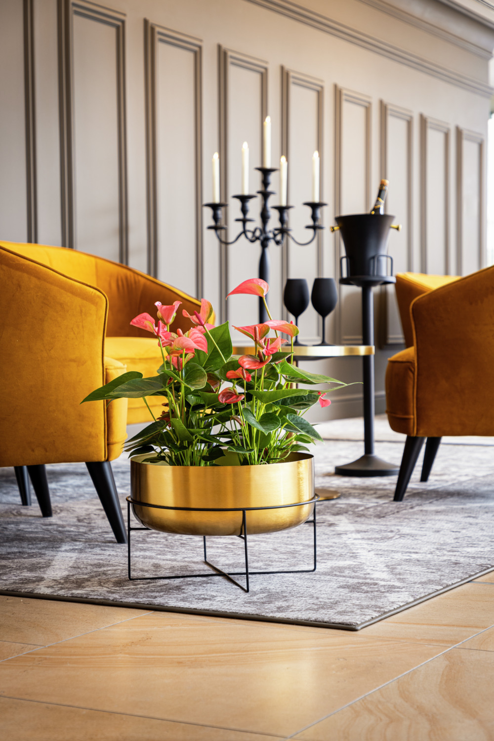 Ghiveci Decorativ VEGA Marly, Bol Metalic Auriu cu Suport Negru, Diametru 40 cm, pentru Plante Artificiale, Utilizare Interioara