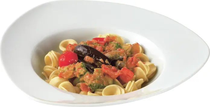 PULSIVA LUSINI Solutions GmbH Pasta plate Classic Pastateller Classic Pasta plate Classic; 700 ml, 29x29x6.4 cm (LxWxH); white; triangular; 6 piece / pack Pastateller Classic; 700 ml, 29x29x6.4 cm (LxBxH); weiß; dreieckig; 6 Stück / Pack White porcelain pasta plate in triangular shape. Extra deep, with smooth, slightly slanted flag. Dishwasher safe and microwaveable. Weißer Pastateller aus Porzellan in dreieckiger Form. Extra tief, mit glatter, leicht schräger Fahne. Spülmaschinenfest und mikrowellengeeignet.