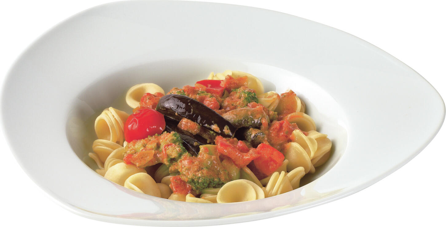 PULSIVA LUSINI Solutions GmbH Pasta plate Classic Pastateller Classic Pasta plate Classic; 700 ml, 29x29x6.4 cm (LxWxH); white; triangular; 6 piece / pack Pastateller Classic; 700 ml, 29x29x6.4 cm (LxBxH); weiß; dreieckig; 6 Stück / Pack White porcelain pasta plate in triangular shape. Extra deep, with smooth, slightly slanted flag. Dishwasher safe and microwaveable. Weißer Pastateller aus Porzellan in dreieckiger Form. Extra tief, mit glatter, leicht schräger Fahne. Spülmaschinenfest und mikrowellengeeignet.