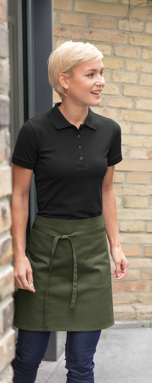 JOBELINE LUSINI Solutions GmbH Apron Botero 45x100 cm (LxW) Schürze Botero 45x100cm (LxB) Apron Botero 45x100 cm (LxW); 45x100 cm (LxW); olive Schürze Botero 45x100cm (LxB); 45x100 cm (LxB); oliv 65 % polyester, 35 % cotton. 200 g/m². 60 °C wash. Classic apron made of high quality and durable blended fabric, with fixed fabric bands made of apron fabric. Particularly durable, easy-care and easy-iron. 65 % Polyester, 35 % Baumwolle. 200 g/m². 60°-Wäsche. Klassische Schürze aus hochwertigem und robustem Mischgewebe, mit festen Stoffbändern aus Schürzenstoff. Besonders strapazierfähig, pflege- und bügelleicht.