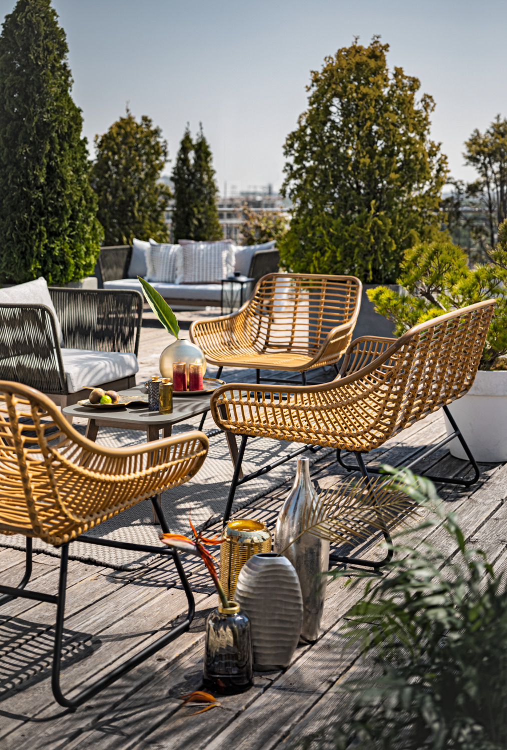 Scaun de relaxare exterior VEGA Tomeo, Rattan Polyrattan cu aspect de bambus, Cadru din otel vopsit electrostatic, Maro deschis si Negru, 81x73x82 cm