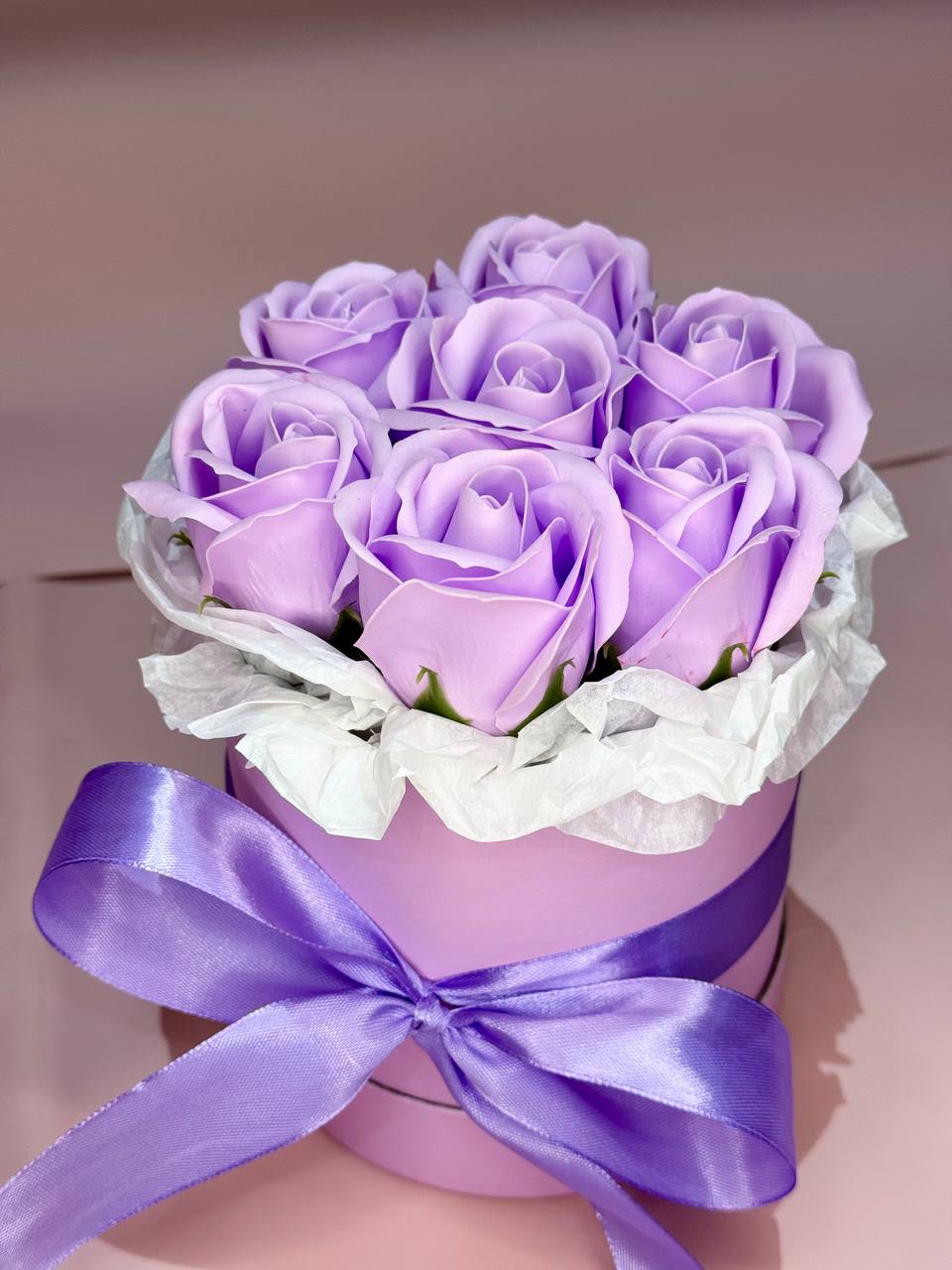 Buchet de 7 Trandafiri Artificiali in Cutie Tip Clapa Cilindrica cu Panglica de Satin si Hartie de Protectie