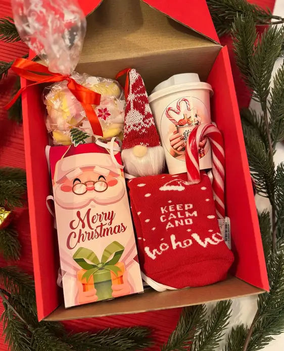 Set Cadou de Craciun No. 47, Cutie Surpriza din Carton Roșu cu 6 Piese: Biscuiti, Gnome din Pluș, Cupa de Cafea, Baston de Caramela, Șosete și Ciocolată
