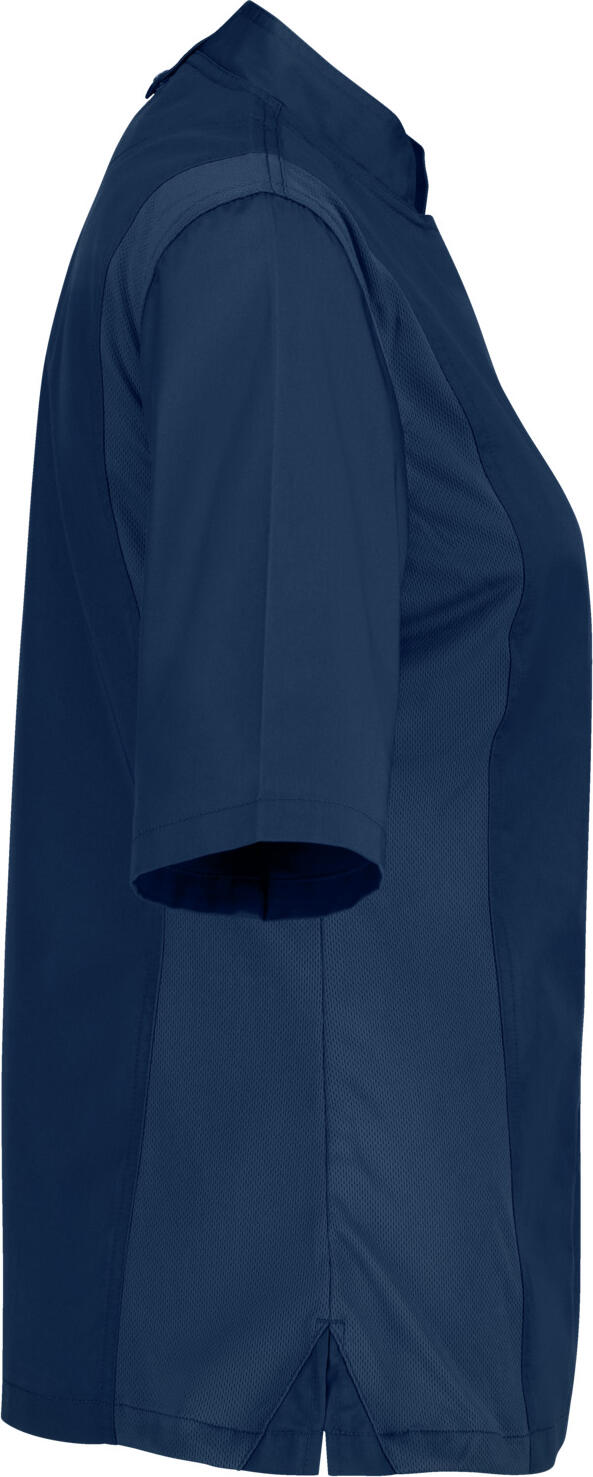 JOBELINE LUSINI Solutions GmbH Women's chef's jacket Carter short-sleeved Damen Kochjacke Carter Kurzarm Women's chef's jacket Carter short-sleeved; Size 38; navy Damen Kochjacke Carter Kurzarm; Kleidergröße 38; navy 65 % polyester, 35 % cotton. 150 g/m². 60 °C wash. Short-sleeved women's chef jacket made of extra-lightweight but sturdy fabric. With stand-up collar, breathable mesh inserts on the side, two-section upper arm pocket and bib apron loop in the neck. Closes with snaps in a concealed snap placket.  Slightly waisted cut. Back length: 68 cm for size 36. 65 % Polyester, 35 % Baumwolle. 150 g/m². 60°-Wäsche Kurzärmlige Damenkochjacke aus extra leichtem, aber robustem Gewebe. Mit Stehkragen, atmungsaktiven Mesh-Einsätzen an der Seite, zweigeteilter Oberarmtasche und Latzschürzenschlaufe im Nacken. Verschließbar mit Druckknöpfen in einer verdeckten Druckknopfleiste.  Leicht tailliert geschnitten. Rückenlänge: 68 cm in Gr. 36