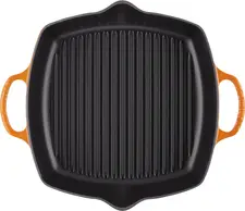 Le Creuset Le Creuset GmbH Grill pan Signature with 2 handles Grillpfanne Signature mit 2 Griffen Grill pan Signature with 2 handles; 30x30 cm (LxW); orange; square Grillpfanne Signature mit 2 Griffen; 30x30 cm (LxB); orange; quadratisch The square grill pan Signature by Le Creuset is now also available with two handles. At 30 cm in size, it is also slightly larger and features a high rim with two pouring spouts. The grooves create an authentic and great-looking grilling pattern. Suitable for dishwasher. Size: 30x30 cm. Die quadratische Grillpfanne Signature von Le Creuset gibt es jetzt auch mit zwei Griffen. Dazu ist sie mit 30 cm etwas größer und hat einen hohen Rand mit zwei Ausgießhilfen. Die Rillen bleiben natürlich und sorgen für bestes Grillmuster. Spülmaschinengeeignet. Größe 30x30 cm.