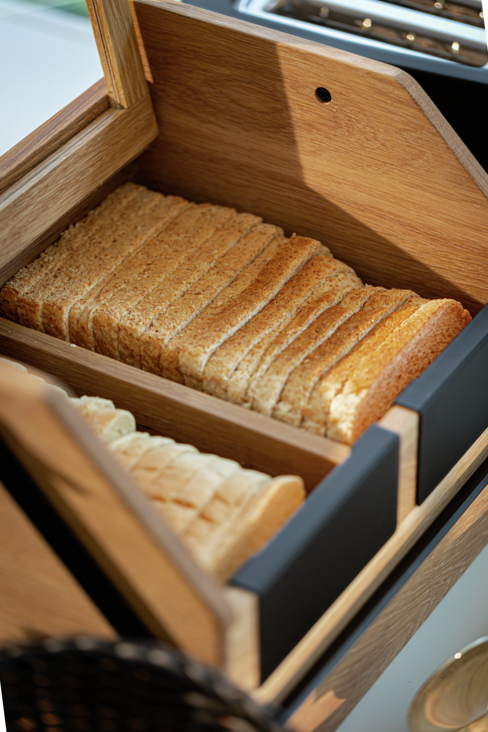 Cutie pentru toast VEGA Esino cu capac din sticla acrilica, lemn de stejar si otel vopsit in praf, 31.7 x 24 x 22 cm, Maro/Negru