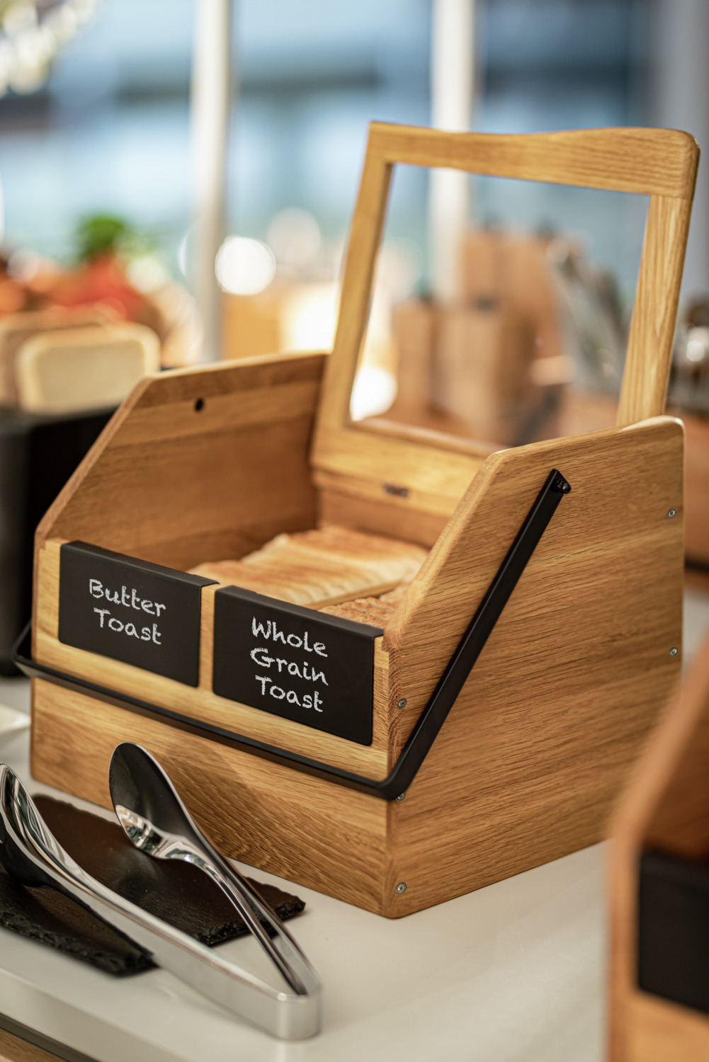 Cutie pentru toast VEGA Esino cu capac din sticla acrilica, lemn de stejar si otel vopsit in praf, 31.7 x 24 x 22 cm, Maro/Negru