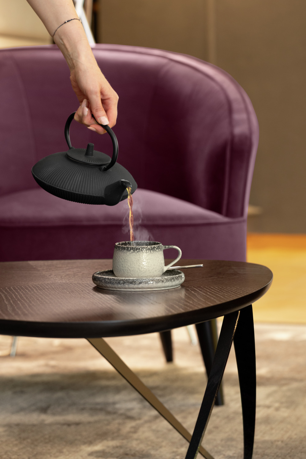 Set de 3 piese ceainic din fonta VEGA Ming, culoare Negru, 750ml cu interior emailat, forma rotunda cu textura nervata, include sita din otel inoxidabil si capac